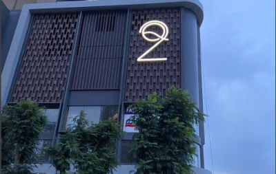 Logo Inox mặt mica đ&egrave;n s&aacute;ng mặt