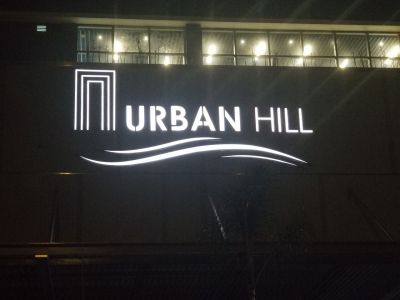 Logo v&agrave; chữ Inox mặt mica đ&egrave;n s&aacute;ng mặt