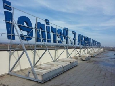 Chữ Inox gắn khung tr&ecirc;n m&aacute;i t&ograve;a nh&agrave;